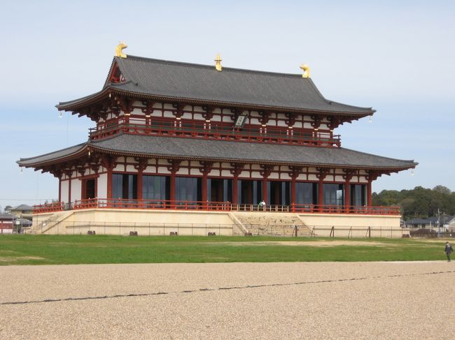 レンタサイクルで『平城宮跡歴史公園』へ。<br /><br />遺構展示館や資料館など、ほぼすべての施設を巡ったが、写真はとても少なくなった。<br />その理由は、興味深いボランティアガイドの方々のお話に没頭していたから。<br />皆さん知識が深く、お話がとても面白い。<br />本当に素晴らしい体験ができ、感謝でいっぱい。<br />「ぜひ」と勧められ、童心に戻ってスタンプラリーにも参加した。<br />