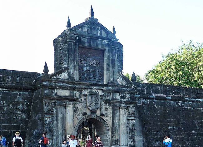 マニラ観光では、スペイン統治時代（1565-1898年）に築かれた城壁に囲まれたイントラムロスと、フィリピン独立に貢献した英雄のホセ・リサールにちなむリサール公園は見逃せないと思います。スペインが16世紀に築いたサンチャゴ要塞、世界遺産に登録されているサンアウグスティン教会、リサール記念碑などがあります。<br />観光案内書を見ると、観光スポットは徒歩圏内にあることが分かりました。全て巡ると相当な距離になりますが、2日間で主な観光施設を歩いて見学しました。