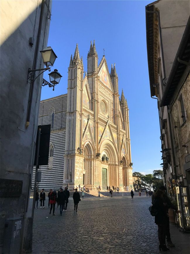 旅行11日目、実質最終日はローマから日帰りで<br />崖の上に建つ天空都市オルヴィエートへ。<br />この旅のメインテーマの地中海とはかなり外れますが、<br />イタリアの大地を身近に感じられる中世の古い街並みへ異次元トリップ！<br />ちょっとずつ良いとこどりした今回の旅にはふさわしいフィナーレ。<br />イタリアの奥深さを感じて、帰国の途につきました。<br /><br />11/08　関空朝発→ソウル→ローマ→マルタ深夜着(ラバト泊/マルタ）<br />11/09　イムディーナ→青の洞窟→ヴァレッタ(ヴァレッタ泊/マルタ)<br />11/10　ヴァレッタ→スリーシティーズ(ヴァレッタ泊/マルタ）<br />11/11　ヴァレッタ→マスサシュロック→スリーマ→空港(空港泊/マルタ）<br />11/12　マルタ→チュニス→シディブサイド(SBサイド泊/チュニジア）<br />11/13　SBサイド→ハマメット→ナブール(ハマメット泊/チュニジア）<br />11/14　ハマメット→スース(スース泊/チュニジア）<br />11/15　スース→エルジェム→ケロアン→スース(スース泊/チュニジア）<br />11/16　スース→チュニス(チュニス泊/チュニジア)<br />11/17　チュニス→ローマ　(ローマ泊/イタリア）<br />11/18　ローマ→オルヴィエート→ローマ夜発→<br />11/19　→ソウル夕方着→関空夜着