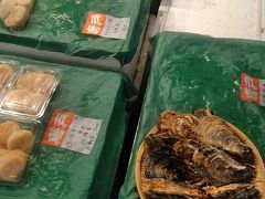 唐戸市場で生の牡蠣とタイラギの貝柱を買ってくる