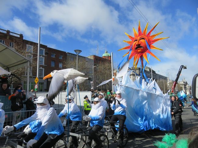 ３月１７日は アイルランドにキリスト教を広めた聖パトリックの命日です。<br /><br />この日はアイルランドでは祭日で、首都ダブリンでは盛大な「セントパトリック・デー」のパレードを開催しています。<br /><br />アイルランドは翌週の飛び石連休を予定していましたが、この存在を知り急遽前倒ししました(^^♪<br />相変わらずの弾丸、実質丸一日のダブリン滞在です。<br /><br /><br />アイルランドのシンボルカラーは緑。美しい緑の多い島で「エメラルド色の島」と呼ばれています。<br /><br />セントパトリック・デーの日は伝統的に「緑」の物を身に着ける風習があるため、日本から持参しました。<br />露店やショップでも緑の帽子、マフラー、Tシャツなどいくらでも売っています。アイルランドの大判国旗を肩にかけている人を多く見ましたが、かっておけば良かったかな。<br /><br />緑を身に着けていないとつねられるとか？(笑)<br /><br />それは聖パトリックのシンボルが、緑色のシャムロックだったから。<br /><br />またアイルランドに伝わる妖精レプラコーンがいたずら好きで、緑色の物を身につけていないとつねるという伝説から来ているようです。<br /><br />2時間にも及ぶパレードは色々なチームが様々なコシュチュームに身をまとい、音楽に乗せて楽しく踊っていました。<br />と～～っても楽しい１日でした。<br /><br />正直に言うと、もっと伝統的な意味合いのパレードを想像していたのですが、いたって現代的なものでした。<br />それはそれで楽しめましたけれどね(^^♪<br /><br />ニューヨークや日本でも東京や横浜など全世界で開催されたようですね。<br />これも、段々と広まっていくのでしょうか。<br /><br />【行程】<br />羽田から別切りピーチでソウルへ。<br />ブリティッシュエアウェイズでロンドン経由でダブリンへ。<br />帰りはダブリンからロンドン経由でソウルへ。<br />そこから別切りの大韓航空で羽田へ。<br /><br />3/15 MM809 HND ICN 01:55 04:235<br />       BA0018 ICN LHR 10:45 14:15<br />       BA5969 LHR DUB 16:20 17:40<br />3/18 BA833 DUB LHR 08:45 10:15<br />        BA0017 LHR ICN 12:55 08:50(+1)<br />3/19 KE 909  GMP HND 16:20 18:35<br /><br />ピーチ　23,890円。<br />BA　75,458円<br />KE　DLの7500マイル+2800円（サーチャージ諸税）<br /><br />【宿泊】<br />Abbey Court Hostel<br />11,660円/泊×2（泊）　女子8人ドミ<br />一桁間違ってはいません！<br />この時期はドミでも１万円超え(^-^;