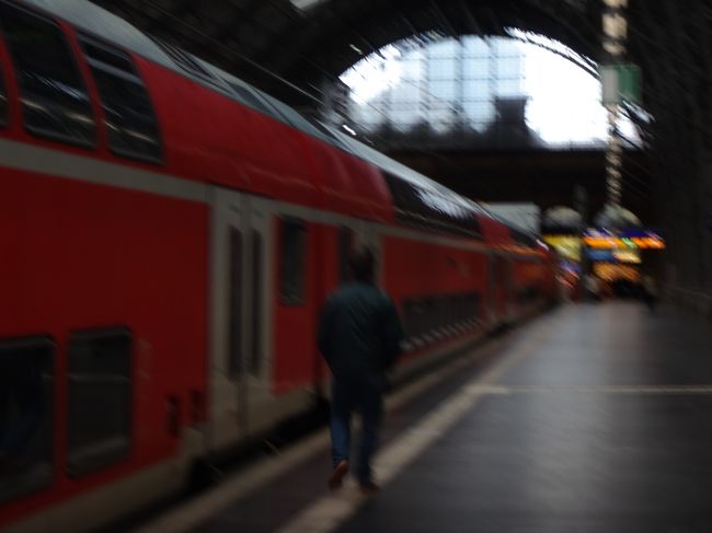 早朝にフランクフルト中央駅へ行き、構内で発着する列車を気の向くままに撮影してみました。<br /><br />交通機関などのインフラを撮影しているとテロリストと思われないか、とも心配しましたが問題は起きませんでした（以前、シャルル・ド・ゴール空港でで旅客機を撮影していたら警備員に制止された事があります）。<br />車両より構内の施設の方が珍しかったので、そちらばかりを撮影したために案外、列車の画像が少なかったです。<br /><br />外国の駅は日本の駅とは違いますから実際に行ってみないと、その雰囲気は分かりません。<br />こちらの駅は日本のように改札が無いので開放的なのが良いです。<br />列車は静かに発車して行き、到着します。<br /><br />