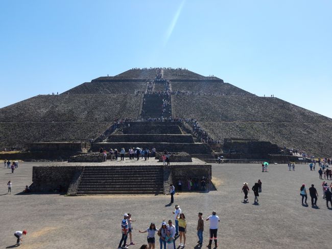 メキシコシティ滞在の一日、テオティワカンの観光ツアーに参加して行ってきました。HISの現地ツアーで、参加の費用は1人70米ドルでした。この様なところはやはり日本語でガイドしていただけると参加した甲斐ある様に思います。動けるうちに行っておいて良かったと思いました。