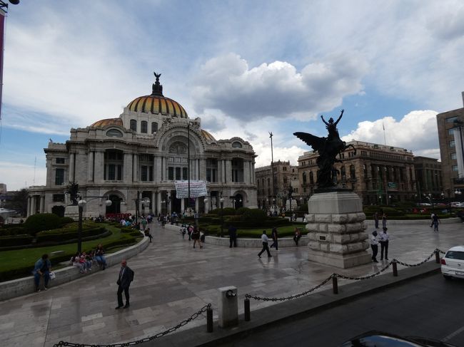 チャプルテペック公園(Bosque de Chapultepec)から市内観光バスのトゥリブス(Turibus)で移動中。レフォルマ通り(Reforma)からファレス(Benito Juarez)大統領の名を戴くファレス通り(Av. Juarez)に入る。1940年代から高級ショップやホテルが並ぶ街の象徴的な大通りのひとつで、85年の大地震で大きな被害を受け、現在も修復が続いている。<br /><br />少し進むと(本当に少しずつしか進まなかったが)、左手にあるのがアラメダ公園(Alameda Central)。「街に美しい散歩のできる公園を」と云うことで造られたのは1592年で、アメリカ大陸で一番古い。それ以前はアステカ時代から主に市場として使われていた。舗装された小道や装飾的な噴水や彫像がある緑豊かな庭園で、現在のレイアウトの大部分は、19世紀後半から20世紀初頭にかけて流行した噴水と中央の東屋の周りを散歩する放射状のパターンになっている。名前は最初に植えられたポプラをスペイン語で意味するAlamoから来ている。この公園が出来て以降、この名はメキシコの公園の象徴になり、国内の多くの公園に同じ名前が付けられている。元々は東側の半分以下が公園で、西側は異端審問(Inquisitors)によって有罪判決を受けた魔女やその他の人々が、さらされて火あぶりにされた広場だったが、1770年に拡大された。1846年にアントニオ・ロペス・デ・サンタ・アナ(Antonio Lopez de Santa Anna)大統領がメキシコシティに入城した時には、この公園の全ての噴水をお酒で満たすように命じた。12年に修復工事が行われた。この時点では金曜にメキシコシティに戻って来た時に、公園の中を歩こうと思っていたが、予定が変わって結局前から見ただけに終わった。<br /><br />公園の中央部、ファレス通りに面してあるのがベニート・フアレス記念碑(Hemiciclo a Juarez)。1910年完成の、これもディアス大統領時代に建てられたもの。ベニート・フアレス(Benito Juarez)大統領を称えたもので、彼の座像が正面上部に置かれ、祖国と法を表す2つの寓意的な女性像が彼の後ろにある。なかなか立派。<br /><br />記念碑の向かいにある立派な建物は元コーパスクリスティ教会(Templo de Corpus Christi)だった建物。1724年に先住民の女性のために建てられた修道院だが、1867年のレフォルマ法(Guerra de Reforma)により閉鎖された。以降は私邸、ワイナリーや博物館や事務所として使われていたが、1985年の大地震で破壊され、その後長い間放置されていた。02年に歴史公証公文書館(Acervo historico de notarias de la Ciudad de Mexico)の建築が発表され、05年にファザード部分がこの建物の一部として復旧された。ガイドブックにも特に載っていなかったが、年期の入った建物で思わず見とれてしまった。<br /><br />歩いたほうがよっぽど早いファレス通りをバスはそろりそろりと進み、アラメダ公園の前を抜けるとベジャス・アルテス宮殿(Palacio de Bellas Artes)。宮殿と呼ばれているがオペラハウスで、国立芸術院(Instituto Nacional de Bellas Artes:INBA)などとも表記される。1901年にディアス大統領の指示でイタリアの建築家が設計し、04年に08年竣工予定で建築が開始されたが、土壌の柔らかさで工事が遅れるうちにメキシコ革命(Revolucion Mexicana)が勃発、工事は中断された。メキシコの建築家の指揮により再開され完成したのは34年、さらに宮殿前の広場の完成はその60年後の94年。なお、未だに毎年数㎝沈下を続けている。<br /><br />壮麗なアールヌーヴォ様式(Art Nouveau)の外観で、リベラ(Diego Rivera)やシケイロス(David Alfaro Siqueiros)といった壁画運動で知られたメキシコ芸術界の巨匠の手による内部壁画も有名。リベラの「宇宙を支配している男(El hombre controlador del universo)」は元々33年に、アメリカのロックフェラーセンター(Rockefeller Center)で「十字路の人物(Man at the Crossroads)」として書かれ始めたが、レーニン(Vladimir Ilich Ulianov)を描いたことで完成前に破壊され、翌34年にこの宮殿内部に描き直したもの。<br /><br />宮殿内には国立民族舞踊団(Ballet Folklorico de Mexico)の公演の他、クラシック音楽、オペラ、ダンスなど多目的で使用される劇場の他に宮殿博物館(Museo Palacio de Bellas Artes)と建築博物館(Museo Nacional de Arquitectura)が併設されており、1階にはレストランもある。劇場内装は壮観なアールデコ様式(Art Deco)で、緞帳はニューヨークのティファニー(Tiffany)が手掛けた100万個近くのガラスをちりばめたステンドグラス製で、メキシコ盆地とイスタクシワトル(Iztaccihuatl)とポポカテペトル(Popocatepetl)の2つの火山が描かれている。とまるで見て来たかのように書いているが、バスの上から建物と広場を見ただけ。確かに劇場と云うより宮殿やわ。<br /><br />ベジャス・アルテス宮殿を過ぎるとファレス通りは終わり、バスは左折するが、逆方向の右に少しずれてソカロ(Zocalo)に続く歩行者専用の、ディアス独裁政権を倒した大統領の名を戴いたマデロ通り(Av Francisco I. Madero)がある。その角に建つのがラテンアメリカタワー(Mirador Torre Latino)で、ファレス通りに入った時からずっと見えている。1956年に当時はラテンアメリカで一番高い建物として建てられたもので、44階建てでアンテナ先端までの高さは181.33m。72年まではメキシコシティで一番高かった。建てられた当時はガラス張りの外観の最初で最大の建物で、エレベータは世界最速だった。世界で6番目の高さであったが、標高2240mのメキシコシティに位置するので、世界1高いとメキシコ人は誇っていた。標高を考えるなら、3,640mあるボリビア(Bolivia)のラパス(La Paz)のビルの方がよっぽど高いが・・・<br /><br />世界の将来の建物建設の例となるべく、地震帯にある世界最初の超高層ビルとして建てられ、実際に翌年や85年の大地震にも問題なく耐えている。最上階の44階は屋外展望台となっており、43階、42階がガラス張りの屋内展望室。41階がラウンジバー・レストランで、38階と36階が博物館、その間の37階に土産物屋で、9階にもカフェがあり、あとはオフィスフロアだそうだが、登ってないので間違ってるかも。ここも金曜に登ろうとは思っていたのだが・・・<br /><br />ファレス通りを曲がるとすぐに1本ずれて東向き一方通行の続く5月5日通り(Avenida Cinco de Mayo)に。1862年に当時世界最強と見なされていたフランス軍を破った日の名前が付いている。それ以前の1846年から拡張が始まり、1905年まで続いて、今の形になった。<br /><br />通りに入るとすぐ右手にタイルの家(Casa de los Azulejos)がある。美しい青いタイルで外壁が覆われた家で、オリサバ公爵(Condado del Valle de Orizaba)の家だった。諸説あるらしいが、1737年に侯爵夫人が夫の死後にこの家に戻り、このように改造したと云う説が最も有力。現在はレストランが中にある。その少し先の左手のヌエボレオン州政府庁舎(Oficina de Representacion del Gobierno del Estado de Nuevo Leon)の建物もなかなか立派。そして道の突き当りにようやくメトロポリタン大聖堂(Catedral Metropolitana de la Ciudad de Mexico)が見えてきて、ソカロ(Zocalo)にようやく到着。<br />https://www.facebook.com/media/set/?set=a.2696625400407467&amp;type=1&amp;l=3578e3efb4<br /><br /><br />市内観光バスの旅、これで終了。