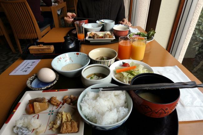 早朝の河津桜見物をしてホテルに戻ると丁度8時で、朝食会場は混雑のピークだと思い、9時まで待って朝食会場に行くもまだ多くの人が並んでいます。<br /><br />そこで、お店が空いたらお部屋に電話をくれるように頼んで、お部屋で朝食会場が空くのを待ちます。<br />