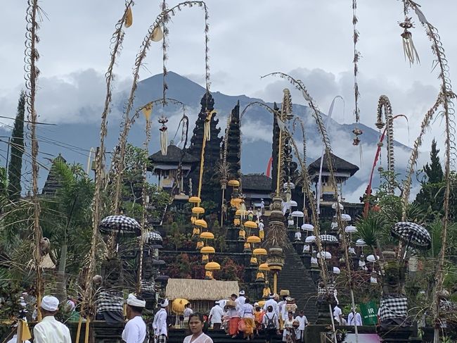 ４月１３日までブサキ寺院で大きなオダラン（お寺のお祭り）が行われています。<br />５年に１度のオダランらしいです。<br />ブサキ寺院はバリヒンドゥー教の総本山と崇められ、バリ島各地からお供え物を持って多くの人々が、毎日お祈りに訪れます。<br />今日、私達も朝からお祈りに行って来ました。<br />ぜひこの機会にブサキ寺院を訪れてください！<br />そしてお祈りをしてください。<br />めったにないチャンスです。