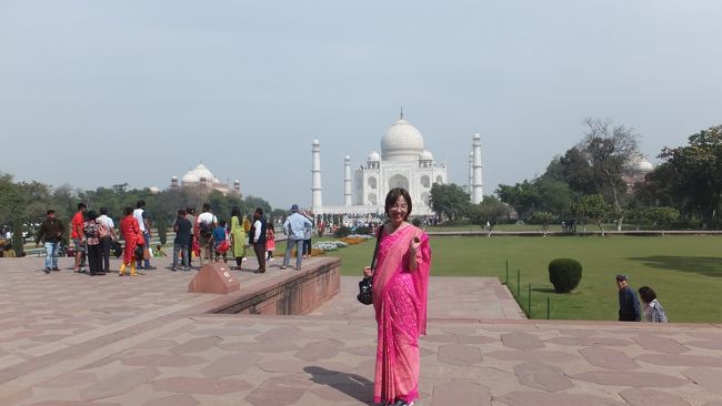 インド4日目は連泊で移動がないので、ゆっくりと腰を据えて観光できる日です。<br /><br />世界遺産であるタージマハルとアグラ城を1日かけて見学。<br /><br />今回の旅の目的であったガンジス河以外は、さほど期待していなかったのですが、その美しさは予想を超えたものでした。