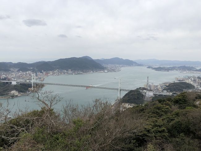 広島、山口に4泊5日の出張です。<br />2019/3/21(木)<br />夕方に羽田空港を出発、飛行機の出発が遅れ、シャトルバスを乗り継いで広島市街に着いたのは夜11時過ぎ。<br />晩ご飯にありつくため、急いで居酒屋に飛び込みました。このお店「獅魂」さんには以前に来たことがあるのですが、広島名物の小いわし刺、牡蠣とキノコのホイル焼きなどをいただきました。やっぱり美味しい。店員さんもフレンドリーでいい感じです。<br />宿泊先はオープンして間もないホテルビスタ広島。ベッドのすぐそばに洗面台があるなど室内のレイアウトが独特です。違和感ありますが、慣れれば合理的で便利なのかもしれません。<br />2019/3/22(金)<br />仕事が終わった後、運動不足の解消のため広島城までジョギング。天守閣を背景に一輪だけ咲いていたサクラをパシャ!<br />晩ご飯は「みっちゃん」で牡蠣の鉄板焼きとお好み焼き。牡蠣がムチプリで美味しい。<br />宿泊先は、これまで一度も泊まったことのなかったグランドプリンスホテル広島。広島駅からとても遠い… 部屋はダブルの部屋にアップグレードしてもらえてラッキー?<br />このホテルは温泉大浴場があるせいか、部屋の風呂がチープに感じます。入浴料は2160円… これは高い。瀬戸内の美しい風景を眺めながら入浴できますが、3Fなので特別見晴らしが良いわけではありません。<br />2019/3/23(土)<br />新幹線で新山口へ移動、駅前で山頭火の銅像とご対面です。その後レンタカーで移動の途中、「安富屋」さんで昼ご飯にゴボウうどんをいただきました。麺にまでゴボウを練り込んであって、香り高くて美味しい!<br />宿泊先はドーミーインプレミアム下関。<br />今日は寒かったけど、冷えた体にこのホテルの温泉が沁みます。<br />ホテルからすぐ近くに海峡ゆめタワーがそびえ立っています。いつか登ってみたいと思っていますが、今回も行きそびれました。<br />2019/3/24(日)<br />朝昼兼用で下関駅のうどん屋「味一」さんの「ふぐ天うどん」をいただきました。衣ばかりで中身が小さい、どこかのエビフライとは違って、ここのふぐ天は大きい。さすがは下関です。<br />この日も真夜中まで屋外で仕事、身体の芯まで冷えました。温泉付きのホテルにして良かったと心の底から思います。夜遅くまで入湯できるのも嬉しい。<br />2019/3/25(月)<br />帰路の途中コンビニで買ったおにぎりを食べるため、火の山公園に立ち寄りました。野良猫かな? 人懐っこい猫が近寄ってきます。ここは下関砲台があった場所で、戦艦大和の砲弾の展示などがありました。<br />関門海峡を見渡せる展望台からの眺めは素晴らしい。平家が滅んだ壇ノ浦を眺めていると「敦盛」の一節が心に浮かびます。あっ、敦盛が死んだのは壇ノ浦より前の一ノ谷でしたね…<br />以上、出張ミッションコンプリート。<br />お疲れ様でした。