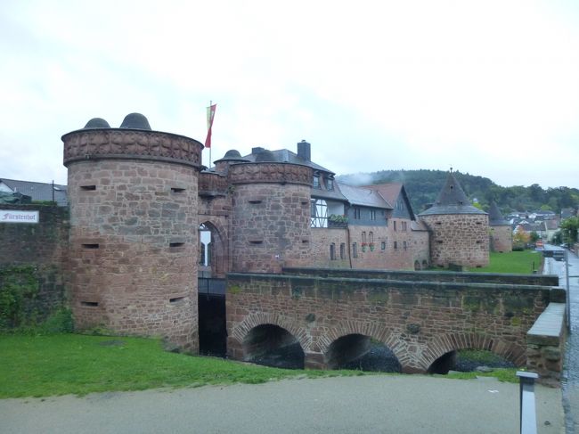 ≪ドイツ・メルヘン街道、ミュンスターラントの水城と、オランダ、ベルギー・ルクセンブルクのアルデンヌ地方の古城を巡る旅≫<br /><br />期間:2013年10月14日(月)~10月28日(月)15日間<br /><br /><2013年10月10日行程完成><br /><br />10月14日から15日間、秋のドイツ・オランダ・ベルギー・ルクセンブルクの旅の行程が出来上がりました。<br /><br />先日、Avisのレンタカーも予約し、準備は整った。<br /><br />写真は要塞都市Buedingenビューディンゲン
