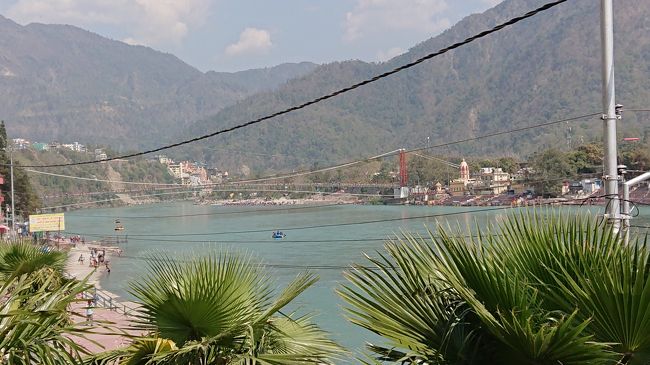 妻の“インドでヨガをしたい!”の一言で決まった今回の旅行。<br /><br />初インドってことでたくさんの方の旅行記を読みました。読めば読むほど、期待より不安が大きくなったので、ガイド付きのツアーを申し込みました。<br />結果的にはガイドさんいて正解でしたし、ガイドさんがいなければ小さなトラブルを乗り越えられなかったかも…<br /><br />色々ありましたが、楽しかったです!<br />