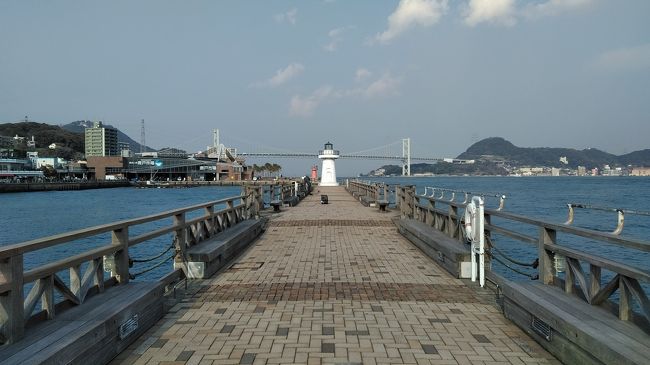 下関にも桜の開花宣言が一昨日出て、春が関門海峡にも到来したことだろう。電動自転車で海峡沿いを散歩してきた。ここの景色は、見える舟が毎回異なるのが嬉しい。潮時の違いで、海流の雰囲気も毎回異なる。飽きもしないで、海峡沿いの写真をいくつか取って みた。