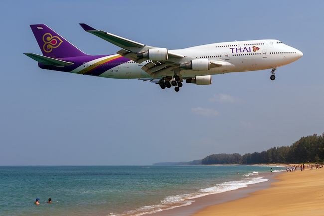 世界のマホビーチシリーズのVol3<br /><br />タイのプーケット空港は海側、RWY09側はNai Yang Beach(ナイヤンビーチ)に接しており、海側からアプローチした機体がビーチ上空をかすめる様に通過することから、アジアのマホビーチとも呼ばれています。<br /><br />本家のマホビーチからはジャンボが引退してしまいましたが、プーケットにはまだまだジャンボが就航していることからビーチバックでキャンボが撮影出来る空港として世界中のスポッターが集まってきてます。タイのマホビーチと呼ばれるプーケットのヤンナイビーチで引退が近いとされるタイ国際航空のジャンボを撮影しようと遠征してきました。<br /><br />今回は色々と当初の予定と違う展開になってしまい、思うように撮影が出来なかったのが残念です。<br /><br />ちなみにVol1セントマーチンは<br />https://ssl.4travel.jp/tcs/t/editalbum/edit/11003154/<br />Vol2はスキアトス<br />https://ssl.4travel.jp/tcs/t/editalbum/edit/11354782/<br />でご覧頂けます。
