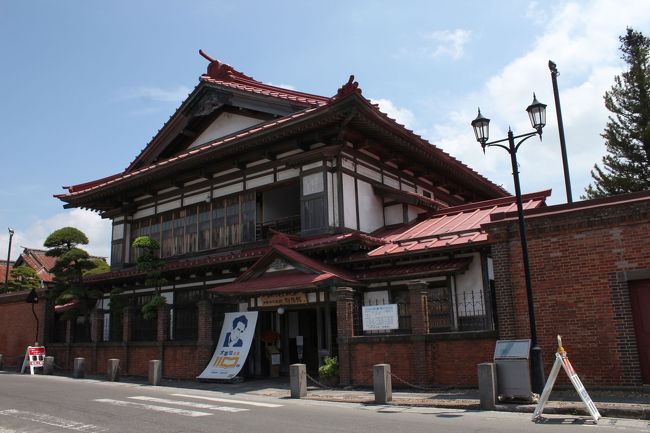 3日目 ドライブ<br />弘前を8時半に出発してまずは金木へ向かいます。<br />途中にあった道の駅つるたは、なかなかの品ぞろえでりんごやにんにくなどお土産がたくさん買えました。<br /><br />そんな感じなので、金木に着いたのは10時半を回ってました。<br />午前中に観光とランチを済ませて出発するつもりでしたが全然無理でした。<br /><br />観光後、またまた金木マディニーでお土産を物色。<br />ここはお菓子がいろいろそろっていて便利でした。<br /><br />13時に金木を出発した後に途中で寄り道したので、竜飛岬に到着したのは15時でした。<br /><br />竜飛岬では、津軽海峡冬景色の歌碑や階段国道、灯台などを見て1時間弱の滞在。<br />この日の宿が五所川原なので急いで散策しましたが、もう少しのんびり見てもそんなに時間はかからなそう。<br /><br /><br />6/5 萱野茶屋、睡蓮沼、奥入瀬渓流 <br />6/6 蔦沼、城ヶ倉大橋、弘前(城、洋館)<br />6/7 斜陽館、津軽三味線会館、竜飛岬<br />6/8 立佞武多の館、鶴の舞橋、金太郎温泉、青森市ベイエリア散策