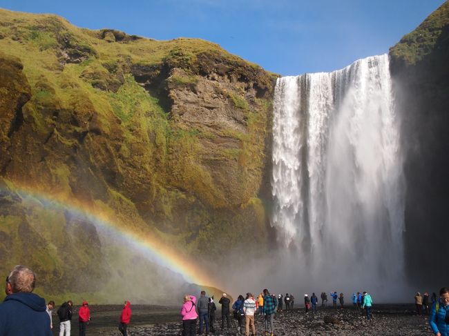 地球の鼓動を間近に感じるアイスランドの日々、実質最終日は南部の大瀑布や氷河を巡る日帰り旅行です。３日前のグトルフォスの迫力に圧倒され過ぎて、今更どの滝みても？と思いきや、虹色スコゥガフォスも裏見のセーリャラントスフォスも実に味わい深い。<br /><br />レイキャビクのカラフルな街並みから一転、とことんアースカラーのアイスランド南部。憧れの冒険島を締めくくるのに相応しい豪快クライマックスでした。