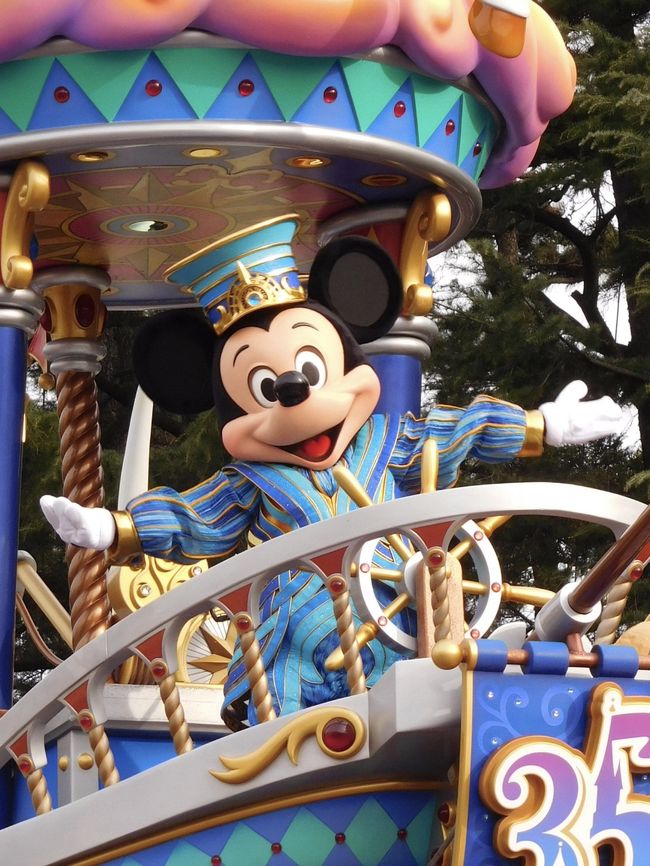 2019年3月25日。<br /><br />その日はディズニーファン・・・いえ、ミッキーファンとミニーファンにとって胸を締めつけられるような日であったことは間違いないでしょう。<br /><br />というのも、世界中のディズニーパークではミキミニのお顔がどんどん変更され、唯一東京ディズニーリゾートだけが今の凛々しいミッキーと小悪魔ミニーのお顔で運営されていました。<br /><br />2月末にシーの新しいイースターショーのイメージイラストが発表され、そのイラストのミキミニは世界標準のちょっととぼけたお顔に近い雰囲気だったのです。<br /><br />35周年イベント最終日の今日を最後に今のミキミニが見られなくなるかもしれない!と熱心なミキミニファンは戦々恐々。<br /><br />結果、春休みの人出と相まってパークは大混雑!<br /><br />個人的にはドリーミング・アップ!(以下ドリミ)のグランドフィナーレスペシャルバージョンの停止モードを見るのが最優先事項だったのですが、お顔変更の影響はシーのビッグバンドビート(以下BB)で顕著でした。。。<br /><br />それでは、踏んだり蹴ったりの【年パス日記】スタートです!