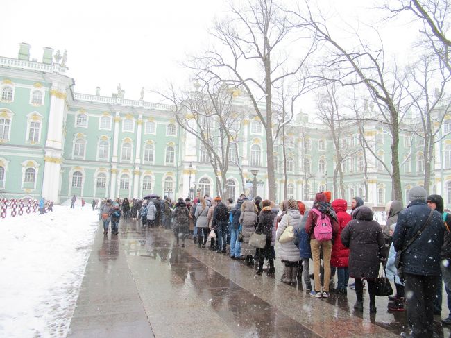 長い間憧れたエルミタージュ美術館。<br />ロシア旅行は難易度が高そう、危なそうとずっと実行に移せていませんでしたが、5日程度で行けるという日程もちょうど良く、思い切って個人旅行に挑戦することにしました。<br />3月末とはいえ、まだまだ雪が降る中でのサンクトペテルブルク観光でしたが、エルミタージュ美術館はやはり圧巻、寒い中並んだ甲斐を感じさせる場所でした。<br /><br />■（1日目）<br />11:45 関西空港発（AY78)→15:00ヘルシンキ着<br />17:40ヘルシンキ発（AY705）→ 19:30サンクトペテルブルク着<br /><br />空港（39番バス）→地下鉄モスコフスカヤ駅→ネフスキープロスペクト駅<br />→ホテル<br /><br />■（2日目）<br />カザン大聖堂→エルミタージュ美術館→イサク大聖堂→血の上の救世主教会<br />買い物<br /><br />□（3日目）<br />エカテリーナ宮殿<br />クプチノでスーパー巡り<br />ネフスキー通りで買い物（ナチュラシベリカ、ストックマン）<br /><br />□（4日目）<br />朝散歩<br />12:40サンクトペテルブルク発（AY702)→12:35ヘルシンキ着<br />大型ショッピングモール・ユンボへ<br />17:35ヘルシンキ発（AY77)<br /><br />□（5日目）<br />9:40 関西空港着