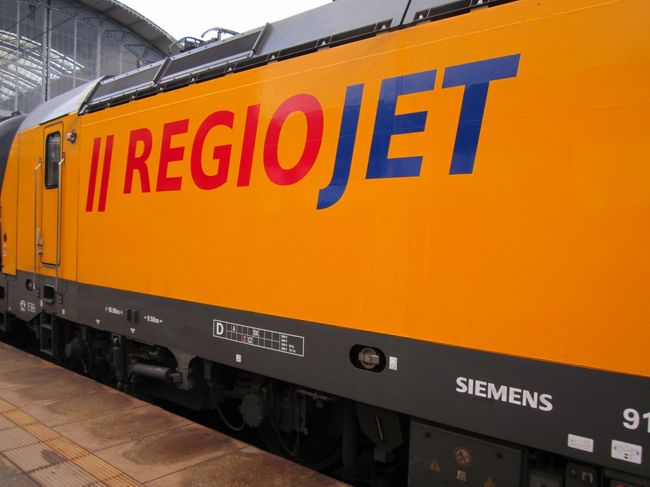 ブルノから早朝プラハ日帰り。空港で荷物受け取り。<br /><br />ブルノ編からの続き。<br /><br />8時前にプラハ到着。メトロ方面へ行くとピアノの音。構内に置いてあるピアノで誰かが弾いている。<br />ドヴォルザーク?時間もないので24時間券を購入(CZK110)してメトロで空港に向かう。<br />C→A→Bと乗り継いで終点のズリーチン駅。地下鉄駅出るとすぐバスターミナル。<br />空港行きの100番バスは右の方の4番乗り場から。乗ったらすぐ出発。<br />客は10人程度。高速を経由して17分程度で到着。<br />インフォメーションやらに聞きまくって(たらい回しにされて)10日振りに荷物を回収。本格的な旅の開始。<br />痛んでそうな食べ物を捨ててバス乗り場へ。<br />一応荷物チケット購入(16)。100番のバスまでは少しあるのですぐにきた119番のバスに乗る。<br />あちこちよって25分程度でA線Petriny駅で乗り換え。<br />Staromestska駅で下車してカフカ博物館、ジョンレノン、橋を渡ってカフカの顔。<br />不思議すぎるオブジェ。長居してしまう。<br />メトロで一駅、旧市街広場。平日の昼頃だが、すごい人の数。日本人ツアーも見かけた。<br />ヴァーツラフ広場地下のArbertで買い物(37)。ブルノへバスで戻るのでバスターミナルへ。<br />Florenc駅の弱いWi-Fiで苦労してるとバスターミナルへ案内するとか言う人。<br />ついて行くとバスターミナル。お金少し欲しいと言うがごめんなさいするとどこかへ消えた。<br />いい人なのか悪い人なのか。<br />バスターミナルはWi-Fiはあるが充電はなさそう。トイレは有料。<br />一番安い13時半のFLIXバスは出たばかりなので14時のREGIOバスをネットで購入(EUR18)。<br />コーヒーが飲めて、飛行機のようなモニターがあって音楽が聞ける。Wi-Fiはあるけど充電はなかった。<br />17時前にブルノに到着。<br /><br />ブルノ編ヘ続く。<br />