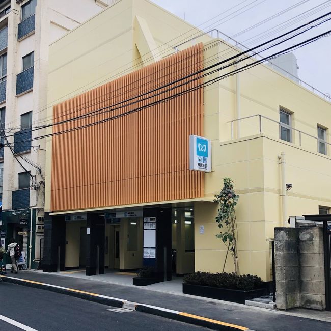 2年半ほど前に新宿区に引っ越し、以来、最寄りの駅が東西線の神楽坂駅になっていたのですが、今日、2019年3月30日は、実に喜ばしい日になりました。<br /><br />神楽坂駅の敷地内で長らく行われていた敷設工事がついに終わり、ホームからグラウンドレベルまで、エレベーターとエスカレーターで出られるようになったのです!<br /><br />東西線の駅って、どこも不便でしたよね。ホームの両端にしか改札がなくて、しかも階段だけってスタイルの駅が多い。足の不自由な人には絶望的な環境。私にしても、旅行や出張なんかでデカいトランク持っていく時は、駅の階段を上り下りすると考えただけで憂鬱になる。<br /><br />しかし、そんな日々も終わりです。<br /><br />これが新しい駅入り口です。ずーっと工事していましたが、立派な駅舎ができあがっています。