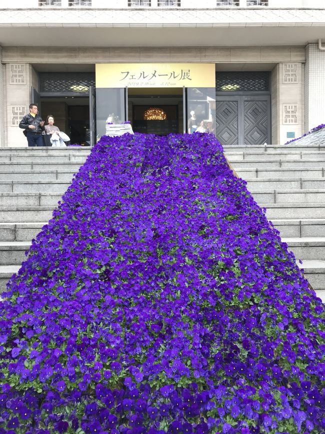 ３月下旬の土曜日、天王寺にある大阪市立美術館で開催中の『フェルメール展』に行ってきました。<br /><br />現存するフェルメール作品３５点のうち６点が一堂に会し、西日本最大級の展示とのこと。<br /><br />でも東京だと９点も来てたのに、大阪は少ないのね…(￣▽￣;)<br /><br />しかもルイ・ヴィトン特製トランクでやって来た『牛乳を注ぐ女』は大阪には来ないなんて～(；ω；)<br /><br />仕方ない、日本初公開の『取り持ち女』と大阪展だけの『恋文』を堪能しましょ♪<br /><br />見終わったら軽く休憩して梅田へ移動。<br /><br />阪急百貨店のフランスフェアに立ち寄ったら『サラ・ベルナールの世界展』を開催していたので、ついフラフラと・・・<br /><br />どちらも内部は撮影禁止だったのでほとんど写真はありません(ノ_＜)