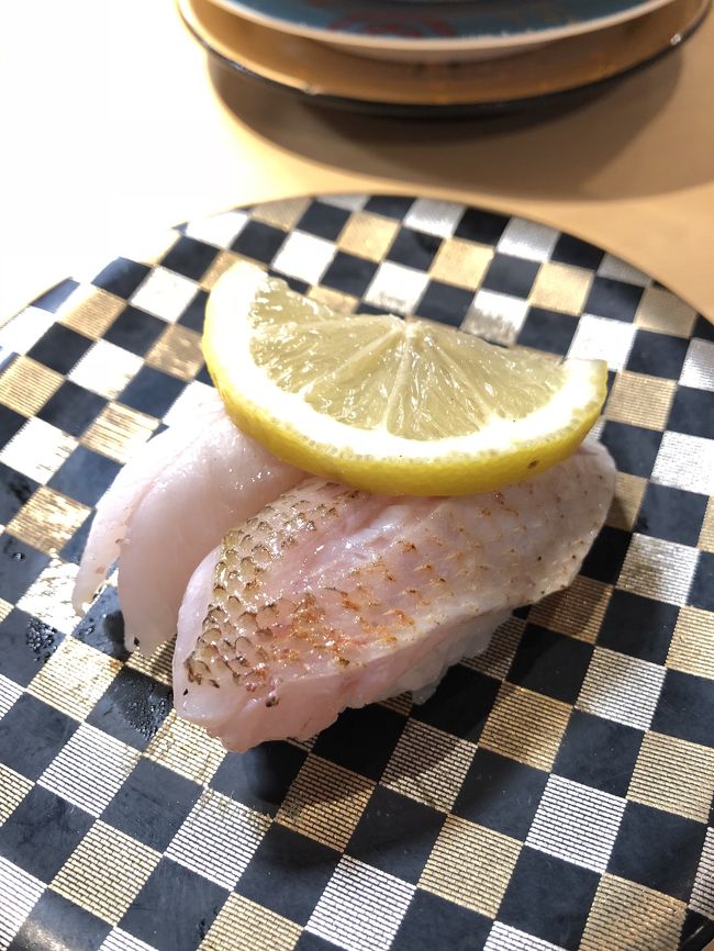 新幹線&バス移動で新潟日帰り旅<br /><br />美味しいお寿司を食べに、日帰りで行ってきました。<br /><br />新潟駅前でもカフェやファミレスなどが少なく、ビックエコーで休憩するハメに…。<br /><br />風が冷たい。バスは混んでる。<br />レンタカーやカーシェアなどでの移動がおすすめ。