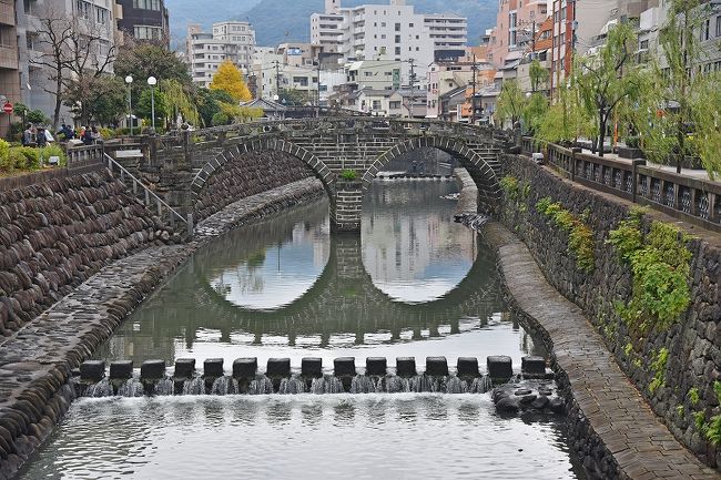 第2回目は、忘年ウォーク2日目として長崎市街地を10kmほどウォーキングする予定だったものの、生憎の雨で大幅に計画が短縮となり、長崎市内を路面電車+徒歩で見物した時の模様となる。前日は、晴天のもと、長崎市郊外にある【世】長崎と天草地方の潜伏キリシタン関連遺産群のうちの外海地区の大野・出津集落を見物・ウォーキング出来たのだが、この日は一転朝から土砂降りとなってしまった。<br /><br />毎年12月に九州方面へ忘年ウォークに出掛ける。昔の職場が山口県にあり、その頃職場の同僚やOB併せて20人程をメンバーとするウォーキングの同好会に参加していた。活動としては、毎月の日帰り例会のウォーキングと、12月には忘年ウォークとして九州方面への1泊2日のイベントがあった。退職して千葉に帰ってきてからは、月例会に参加するのは無理であるものの、年一回の忘年ウォークには、旅行と昔の仲間との交流を兼ねて参加することにしている。<br /><br />今回は、2018年に登録となった世界遺産「長崎と天草地方の潜伏キリシタン関連遺産」のうち、1日目には長崎市郊外にある外海地区の大野集落と出津集落、2日目にはこれも前述の世界遺産のひとつである大浦天主堂を含む長崎市街のウォーキングとなっていた。前年(2017年)にも、その年に登録となった世界遺産「『神宿る島』宗像・沖ノ島と関連遺産群」を巡る1泊2日のウォーキングだった。世界遺産を巡るウォーキングイベントになるのは、千葉から駆け付ける私を含めてメンバーに世界遺産が好きな人が多いこと、すぐ近くの九州に次々と世界遺産が誕生すること等が関係しているようだ。私にとっては、昔の仲間との交遊と、新しい世界遺産訪問が同時に出来て、一石二鳥となり有難い話だ(笑)。<br />