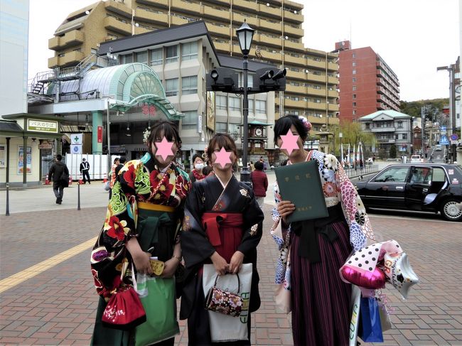 花粉症真っ盛りの中、松山へ3泊4日旅。桜は咲いているかな?<br /><br />昨春は腰痛で涙のドタキャン、ピーチ航空のチケットは泡と消えたので再チャレンジです。<br />駅弁大好き夫婦は、今年はJR新幹線と特急で松山へ・・・<br /><br />3月25日大阪 →(JR)→ 松山 → 道後温泉 松山東急REIホテル<br />3月26日松山 → 砥部(レンタカー) → 松山 ダイワロイネット松山<br />3月27日松山 → 内子・伊予大洲(JR) → 松山 ダイワロイネット松山<br />3月28日松山 → 松山城 → 松山 →(JR) → 大阪へ<br /><br /><br />表紙写真:道後温泉駅にて、この日 卒業式の愛媛大学の学生さん達です・・・