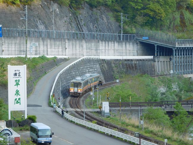 大糸線が見える姫川沿いの温泉にて(2016GW・白馬安曇野の旅②)