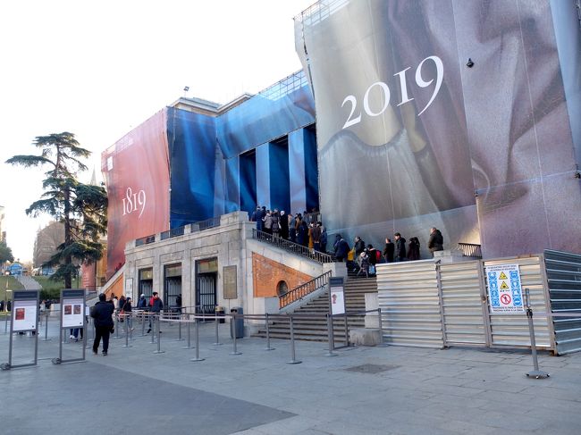 Puerta　del  Solからプラド美術館へ．．今年が開設200年でEl Museo del Prado 1819-2019 　Un lugar de  Memoria  プラド美術館　1819-2019　記憶の場所という特別展をやっていた．インターネットで特別展の時間を1030にしていた．窓口に結構列が並んでいるので予約しておいたほうが無難と思う．1012に入場して，1743に退場．丸一日美術館にいた．それだけすばらしい．すべての部屋を見学．へとへとになったが感動した．厳しい撮影禁止．撮影した人はすぐに注意される．残念だがしかたない．印象に残ったのは，デューラー　アダムとイブ，ラファエルの枢機卿，ティントレットの弟子たちの足を洗うキリスト，リベラ　ヤコブの夢　ムリョーリョｍの絵の数々　ゴヤ　1808年5月3日の銃殺，わが子を食らうサトゥルヌス，アントニオヒスベルト　マラガ海岸におけるトリホスと同志らの処刑などだ．すばらしい美術館だった．日本語のガイドブックもすばらしい．<br />他にどこも行けなかったが大満足．マドリードならいつでも来られるしね