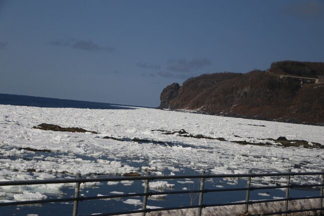今回の旅行は、早春の北海道を2泊3日でゆっくりと旅するというものです。表紙の写真は、この時期として珍しく残っていた流氷です。<br />1日目は、羽田から女満別空港へおよそ1時間20分のフライトです。空港から観光バスで、メルヘンの丘(ただ丘の上に7本ほどのカラマツのきがあるだけ)に寄り、左手に網走湖、右手に能取湖(初秋のサンゴ草で有名)を見て、カーリングで有名になった常呂を過ぎ、サロマ湖を目指しました。宿は「サロマ湖鶴雅リゾート」です。3時少し過ぎに到着で、ゆっくり旅です。<br />早速、風呂に行って、サッポロクラシックを飲みました。夕食と朝食はバイキングですが、さすがは北海道でおいしいものばかりです。<br />2日目は、9時に宿を出発し、同じ道を網走まで戻ります。網走刑務所博物館と天都山・流氷館に分かれて、見学です。私は、天都山からの眺望が楽しみなので流氷館を選びました。ここは以前来たことがありますが、リニューアルされていました。山頂から、網走湖、能取湖、斜里岳など見えます。オホーツク海のずっと沖には白く流氷の筋が見えます。その後、昼食場所の土産屋「入丸」に行き、買い物と海鮮丼の昼食です。それから、濤沸湖、藻琴、北浜と過ぎて、ウトロ港を見下ろす「夕陽台」行って、今宵の宿「北こぶし」です。五つ星の宿とあったので、期待してましたが、残念な部屋でした。食事や風呂などはいいのですが、10畳の和室で座卓と座椅子があるだけという部屋でした。今回の旅の喜びもいっぺんに覚めてしまいました。近くにコンビニが2軒あるので、買い物には困りません。<br />3日目は、ホテルから数分の「知床世界遺産資料館」に行きましたが、火曜日ということで休館でした。それから、オシンコシンの滝に行きましたが、滝の近くまで行く上り坂が凍結していて手すりにつかまりながらようやく登って滝の近くまで行きました。その後、飛行機まで時間があるので、「天国に続く道」に寄ってくれるとなりました。18kmあるそうですが、上り下りはありますが、一直線に続く道です。うまく合わせると道の先に夕陽が沈むときに巡り合うことができるそうです。その後、昼食場所の「藤苑」に行き、「焼き魚定食」を食べました。それからは、女満別空港です。<br /> 今回の旅は、2日目の宿のことがなければいい旅だと思います。やはり北海道は食べるものが美味しいですね。