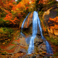 紅葉の滝めぐり橋わたり。山形紅葉川渓谷と秋の温泉めぐり。