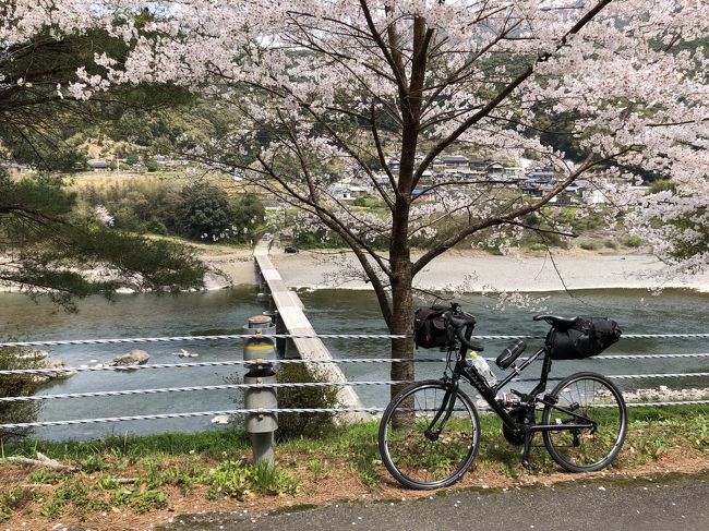 鉄道+自転車で四国を巡ったその4日目<br />主な立ち寄り地点<br />1日目...高松駅、屋島(高松泊)<br />2日目...高松駅、坪尻駅、大歩危駅、高知駅(高知泊)<br />3日目...高知駅、伊野駅、仁淀川巡り、上久喜の花桃、ひょうたん桜、佐川駅(佐川泊)<br />4日目...佐川駅、窪川駅、四万十川巡り、江川崎駅、今治駅(今治泊)<br />5日目...今治、岡村島(とびしま海道)、竹原駅、三原駅