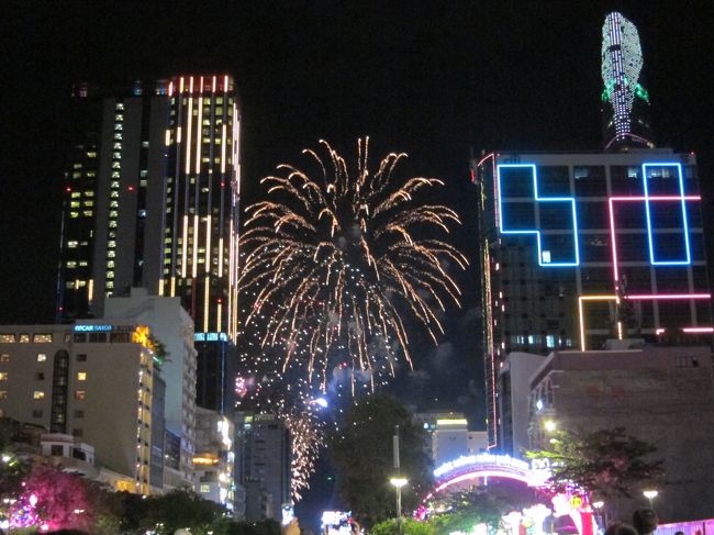 年末年始のお休みにちょっと有休をプラスして、14日間で東南アジアを旅しました。<br />タイ、カンボジア、ベトナム、マカオ、香港と、少し欲張って訪問したので、後半バテ気味になりましたが、楽しい旅行となりました。<br /><br />12/22・・タイ・バンコクに夕方到着。夜市「タラートロットファイ・ラチャダー」へ。<br />12/23・・折り畳み市場と言われる「メークローン市場」と水上マーケットの「アムパワー」へ。その後「ワットアルン」へ。<br />12/24・・「アユタヤ遺跡」をレンタル自転車で周る。その後バンコクのイルミネーション巡りへ。<br />12/25・・バンコク中心を観光して、夕方タイスマイル航空でカンボジアシェムリアップへ移動。<br />12/26・・トゥクトゥクでアンコールワットの日の出を見て、アンコール遺跡群を周る。<br />12/27・・車をチャーターして、ブリアヴィヒア、コーケー、ベンメリア遺跡を周る。<br />12/28・・午前中は「バンテアイ・スレイ」に行き、午後はツアーにてトンレサップ湖へ。<br />12/29・・シェムリアップからベトナムホーチミンへ移動。<br />12/30・・ホーチミンで水上バスに乗ったり、定番観光スポットを周る<br />12/31・・メコン川ツアーに参加して、夜はカウントダウン花火へ。