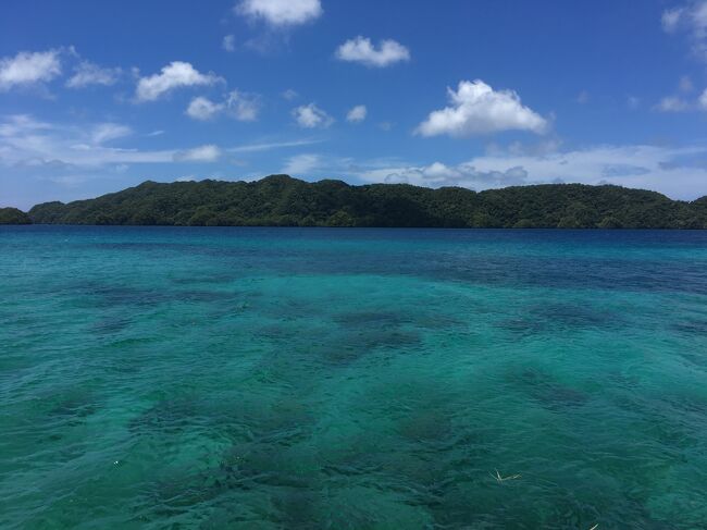 パラオ２日目。<br />この日は宿から自転車を借りて、コロール島、アラカベサン島、マラカル島を巡った。<br />自転車で回れるくらい位の小さな島である３島。<br /><br />島民の皆さんは親切で朗らかで、すれ違うたびに、挨拶を交わしてくれた。<br />また、Wi－Fiは全くないが、皆さん親切で、ガイドブックを指さしながら道案内もしてくれる。<br />グーグルマップ先生、要らない。<br /><br />大変気分良く過ごせた１日だった。<br /><br />宿（ドリームハウス）から出発。<br /><br />アラカベサン島・・・スコウジョウ・旧大統領府・日本が作った橋<br />マラカル島・・・アイスボックスパーク・マラカルビーチパーク・カープレストラン（ランチ）・ロングアイランドパーク・みなとばし（日本が作った橋）<br /><br />コロール島・・・シチズンセンター・銅像・ベラウミュージアム・ジェラート屋・Ｔドック・エピソンミュージアム・ＷＣＴＣ（ショッピングセンター）<br /><br />１日でこんだけ廻った。<br />すごーい、と思われるかもしれんが、それだけ小さいの。<br />それだけ何もないの。きれいな海ばっかり。<br />それで十分なんだけどね。<br /><br />