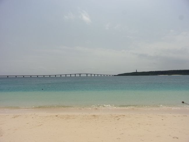 ユナイテッド航空の特典航空券で、「静岡→沖縄那覇→宮古島→東京羽田」とこのようなルートが5,000マイルで手配できたことがきっかけの旅。<br />静岡と沖縄の共通点もなにもない不思議な旅をしてきました(笑)。<br />静岡おでんをはしごしてから沖縄では何をしようか？何度も旅をしているのでそれほど計画をしていませんでした。<br />せっかくなので、時間いっぱいに色んな所を巡ろうと思います。<br />那覇と宮古島ではどんな旅になったか、旅行記をご覧下さればと思います(-人-)。<br /><br /><br />【旅行行程】<br />・旅行日１日目(３月１７日)<br />地元の駅→JR線に乗って東京駅へ、東京19:33発ひかり531号乗車→静岡20:31着<br />青葉おでん街へ行き、静岡おでんのお店ハシゴ<br /><br />宿泊先：スマイルホテル静岡<br /><br />・旅行日２日目(３月１８日)<br />静岡市内散策＆駄菓子屋さんおでんを堪能<br /><br />新静岡バスセンター11:15発静岡空港行き高速バスに乗車→静岡空港12:03到着<br /><br />静岡空港ＡＮＡ13:15発NH1263便搭乗→沖縄那覇16:00着<br />那覇市内ショッピング＆グルメ散歩<br /><br />宿泊先：アベストＣＵＢＥ那覇国際通り<br /><br />・旅行日３日目(３月１９日)<br />沖縄那覇ＡＮＡ9:35発NH1721便搭乗→宮古空港10:30到着<br /><br />レンタカーで宮古島ドライブ<br /><br />宮古空港ＡＮＡ15:45発NH88便搭乗→東京羽田空港18:20着→地元行きのリムジンバスに乗って帰宅<br /><br /><br />【手配概要】<br />・航空券(静岡→沖縄那覇→宮古島→東京羽田)<br />ユナイテッド航空マイレージ特典航空券5,000マイルにて手配、ＵＡのＨＰより<br />静岡→沖縄那覇プレミアムクラスアップグレード8,000円<br />あとの２便はエコノミークラス<br /><br />・東海道新幹線(東京→静岡、ひかり531号)<br />スマートEX指定席割6,150円(普通席)<br /><br />・宿泊<br />スマイルホテル静岡…１泊シングル禁煙朝食付き3,800円(スマイルホテルＨＰより)<br />アベストＣＵＢＥ那覇国際通り…１泊シングルキャビン【下段ベッド】【全室完全個室・鍵付】朝食付き2,600円(ホテルＨＰより)<br /><br />・レンタカー<br />トライレンタカー…宮古島軽自動車クラス1,976円保険など全て込（レンナビhttp://www.rental-car.jp/より手配）<br /><br /><br />※この旅行記は静岡から沖縄へ向かっている所から書いています。ちなみに写真は宮古島にある前浜ビーチです。