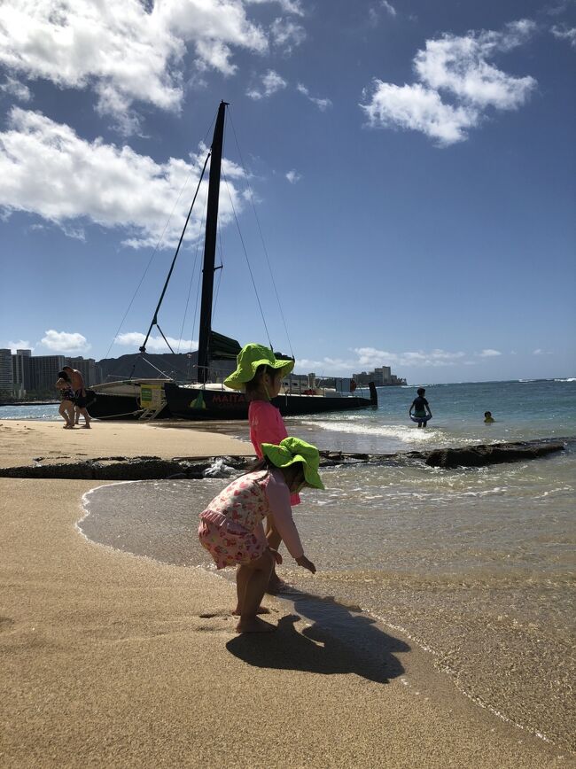 前回の渡ハからほぼ1年、今年もこの島に戻って来る事が出来ました。娘達の成長を感じながら前回のやり残した課題をこなしつつ新しい魅力を発見しにハワイにジャンプ。<br />アウラニディズニーリゾートに2泊、ハレクラニに4泊。エアーはJAL。<br />去年は寒くてウルトラライトダウン着ていましたが今年はどうかなぁ？神様よろしく。<br />ちなみに結婚10年のanniversary vacationです。<br />後編はハレクラニに移動後から。ほぼプールと買い物と食事しかしていませんwww