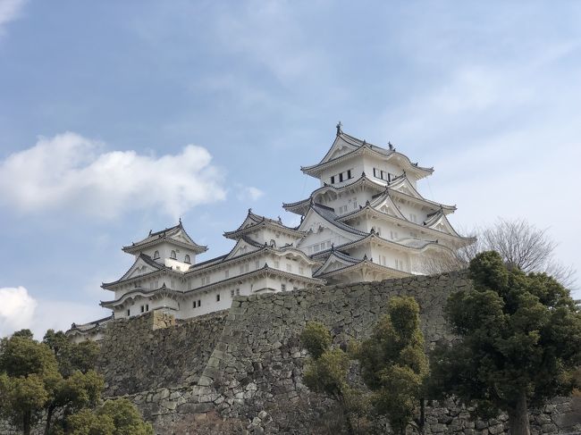 行けそうで行けない距離の姫路城。今回は飛行機で四国に渡り、丸亀から電車で姫路入りしました。<br />楽しみにしていた桜はまだ咲き始めでした。