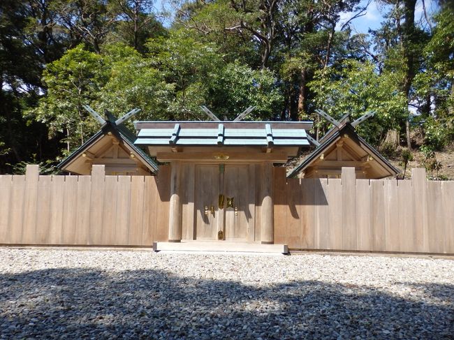 平成という時代の幕が下りる4月末を間近に控え、なにかと「平成最後の○○」という文言が飛び交う今日この頃。そんな我が家でも、平成の最後にお伊勢参りをしてみることに。前回の式年遷宮前に参拝して以来、7年ぶりの訪問です。<br />せっかくだから本家だけでなく別宮や摂社も巡ってみようとレンタカーを借り春の伊勢路をドライブしながら、来たる令和の時代の安泰と家族の健康を祈念してきました。