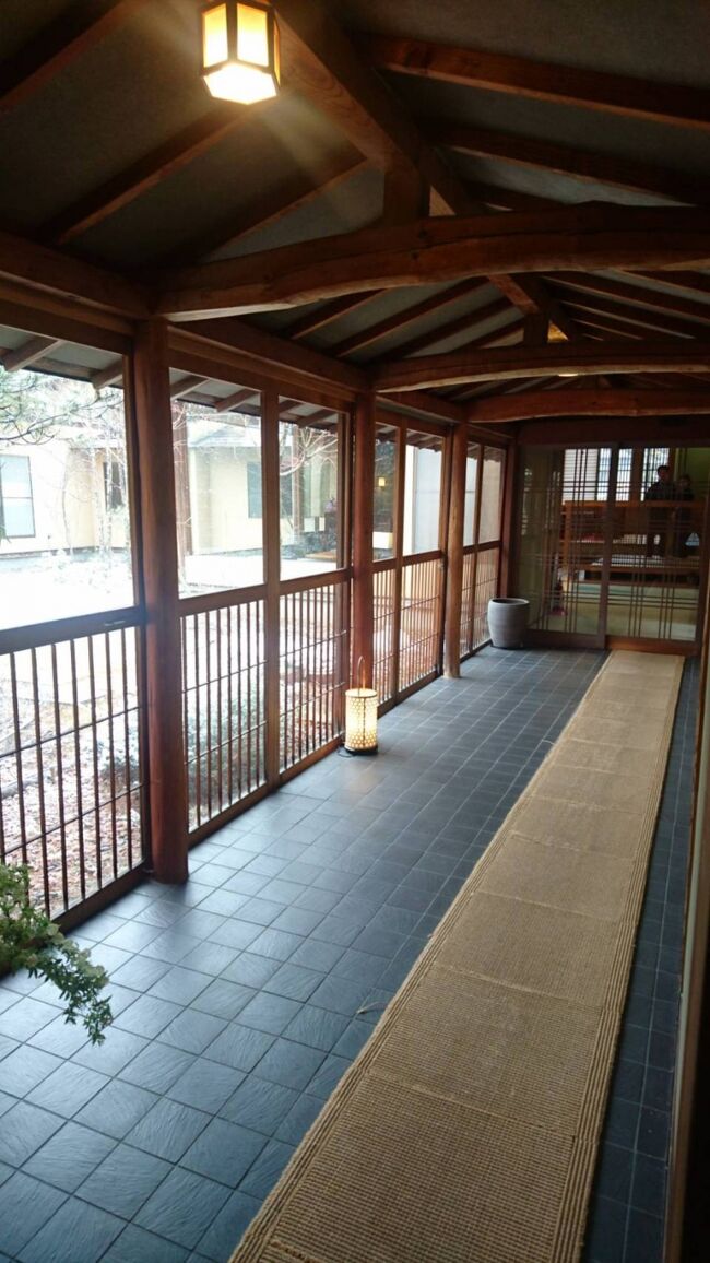 つつじ亭は大好きな宿で今回で4回目です♪<br />いつ来ても食事内容が違うので毎回新鮮な感動があります☆<br />お湯は草津は源泉がいくつかありますが、その中でも特に良質といわれている湯畑の湯を引いていて、それを掛け流しで堪能できます(°▽°)<br />PH2.1!!強酸です。<br />この温泉に入ると肌が2日後にスベスベに生まれ変わります!<br />今年も全身天然ピーリングをしに行ってきました笑)<br /><br />全10室<br />IN14:30<br />OUT11:00