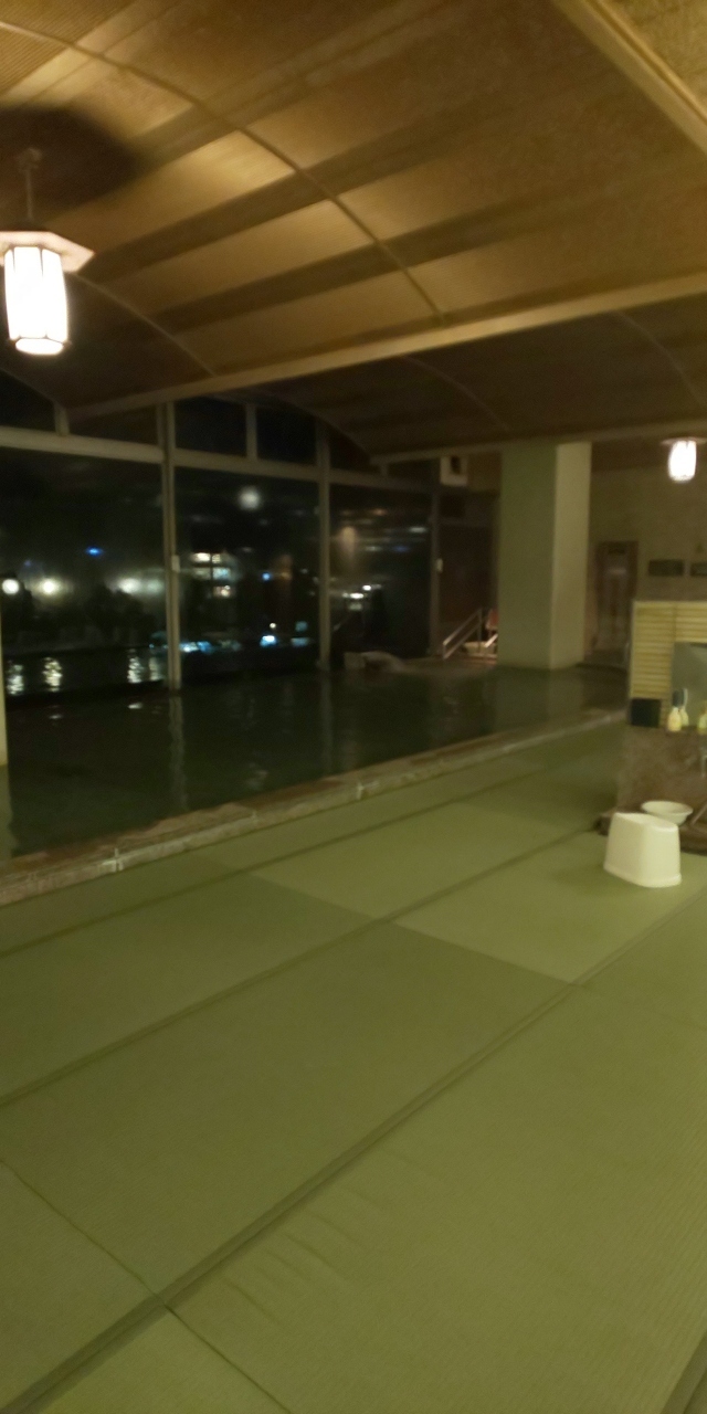 大江戸温泉物語ホテル鬼怒川御苑に朝食付一泊二人約13000円での利用です。表紙写真は畳風呂の温泉大浴場になります。