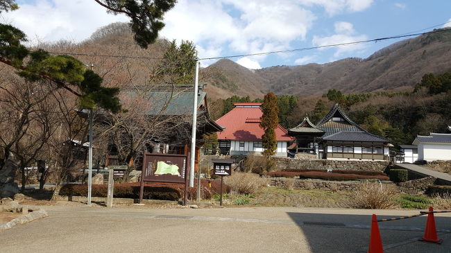 2018年11月日帰り小布施の続きと戸隠神社の旅<br />今回も新幹線に辿り着くまでJRの事故でゲッソリ<br />1日目 10時前のはくたかー長野 小布施観光<br />2日目 戸隠神社散策ー新幹線 1泊2日 <br />経営が変わった旧サンルート泊<br /><br />今回の小布施目的は 岩松院の天井画と中島千波館<br />と前回購入したあのお饅頭<br />