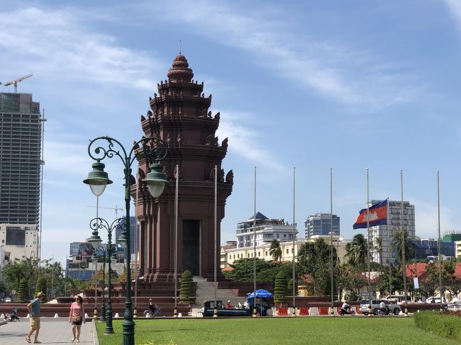日本からはANA直行便でも気軽にアクセスできるようになったカンボジアの首都プノンペン。<br />日本人観光客にとってはアンコールワットのある町シェムリアップの方がメジャーな観光地になっていますが、首都プノンペンはシェムリアップとは全く違う「都会」の街です。カンボジアの急速な経済成長・発展を街の景色に感じる一方で、プノンペン近郊にはポルポト時代に最大規模であったキリングフィールドや、収容施設として利用されていたS21トゥールスレン刑務所博物館などカンボジアの現代史に触れられる場所や、カンボジア王国を象徴する王宮など、遺跡の街シェムリアップとは全く違った観光を楽しみ、学ぶことができます。<br />プノンペンは東京、シェムリアップは京都のイメージです。カンボジア旅行の機会があれば、両方の都市を比べて観光するのも楽しいと思います。<br /><br />トップ写真はカンボジア独立記念塔