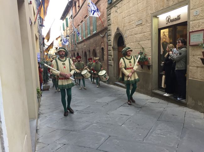 Toscana　巡りで　　お祭り　に出会った<br /><br />将に中世のファッションショー<br /><br />コメントはありません<br /><br />この写真のあとまだまだ行列は続いていた<br /><br />