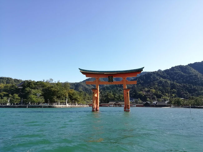年末の日本里帰り、今回は家族は同行しないということで、一人旅決定!<br />せっかくなので、高齢の叔母に会ってこようと松山行き決定。<br />あと昔から一度行って見たかった宮島を加えて、3泊4日で思いっきり楽しんできました♪<br /><br />2018年12月<br />26日:羽田到着、羽田泊。<br />27日:朝 JAL にて松山へ。叔母に会い、道後温泉に行き、松山泊。<br />28日:朝松山観光港からスーパージェットで広島経由宮島へ。<br />29日:午前宮島観光、午後錦帯橋観光、のはずが1日丸々宮島観光・・・そして広島へ。<br />30日:昼前広島発羽田へ。<br /><br /><br />旅行記2冊目は、満潮時(28日)&干潮時(29日)の厳島神社です。<br />