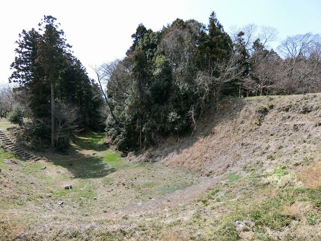 遺構は少ないが前橋城と100名城で立派な箕輪城へ。<br />写真は箕輪城の大堀切。