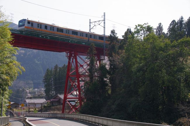 ４月６日(土)、御嶽駅で下車。この道は７年前に歩いた道だけど、高水三山への道を登り始めました。<br />青渭（あおい）神社奥宮が有る標高756ｍの惣岳山（そうがくさん）、標高793ｍの岩茸石山（いわたけいしやま）、標高759ｍの高水山（たかみずさん）、お寺の常福院（じょうふくいん）を巡りました。<br />全て７年前と同じ道を歩き、今回撮った写真は７年前とほとんど同じでした。<br />こんな旅でもよいかな。