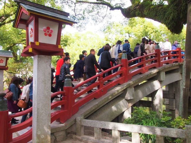 有名な「太宰府天満宮」にお参りに行ってきました。<br />福岡の人気の観光スポット　万葉の香り漂う 太宰府天満宮の社紋「梅」。<br />境内には菅原道真を慕い都から飛んできたという伝説の飛梅や<br />6000本の梅の木が！！<br />学問の神様　菅原道真公祀った「太宰府天満宮」はパワースポットの聖地としても有名です。　<br /><br />博多駅からだいたいバスで４０分ほどでした。<br />朝一で　太宰府天満宮行のバスに飛び乗り　満員のバスの中ずっと４０分ほど立ったままでした。<br />朝から天満宮にお参りし　御朱印帳に書いてもらったり<br />参道名物の「梅が枝餅」もお土産用に買ったり～。<br /><br /><br />