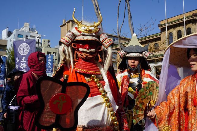 信玄公祭りは、甲州軍団の武者行列がメイン。ただ、これは昼過ぎからになるので、その前に、武田神社から甲府市内の信玄ゆかりのスポット巡りと甲府城。甲府は郊外も含めて、もうあちこち回ってたはずでしたが、意外にそうでもなかったような。甲府を少しなめていたことに気がつかされた感じです。<br /><br />ちなみに、甲府城ですが、別名は舞鶴城。武田信玄のいた戦国期から、甲府が甲斐の中心地となったのですが、居城である館は今の武田神社のあたり。躑躅ヶ崎にありました。そして、甲府城が作られたのは武田氏が滅亡した後、豊臣系大名の浅野長政父子の時代。大阪方からすると徳川家康を牽制する要所として重視されたのですが、江戸時代に入ると親藩の城という位置づけ。そもそも、江戸と交付を結ぶ甲州街道は江戸城陥落の際は、徳川将軍の避難路として使用されることを想定して造成されたといういわくつきです。<br />一時、例外的に柳沢吉保が城主となったことでも知られますが、ただ、甲府市民のアイデンティティはやっぱり信玄。想像するに、江戸時代でももしかしたら、そうした空気があったかもしれせんね。<br /><br />さて、信玄公祭りは、甲府では一番の祭り。1000人以上の参加による世界最大の武者行列、甲州軍団出陣が最大の見どころ。赤備えの騎馬武者隊から始まって、「風」「林」「火」「山」それぞれの諸隊が気勢を上げて行進します。今年の信玄公役は山下真司。若手俳優の山本勘助。コンテストで選ばれた湖衣姫が脇を固めます。<br />そして、アナウンスされるそれぞれの隊の紹介は、武田二十四将を紹介するものなのですが、かなり気合の入った詳しい内容。それぞれに物語があって、まさに信玄の言うところの「人は石垣、人は城」。戦国精強だった武田軍の姿を想像して、思わず胸が熱くなりました。<br />ただ、出陣の始まりは夕方からなので、写真を撮るにはちょっと暗くなってしまう。カメラ好きにはそこはちょっとマイナスかなと思います。<br />