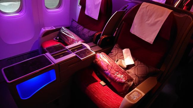 ドーハで３時間のトランジットの後バンコクに向かいます。以前この路線はA380でしたが、最近は違う様です。密かにQSuiteを期待しましたが、見事外れました(笑)。今ではもう古臭い773でした。