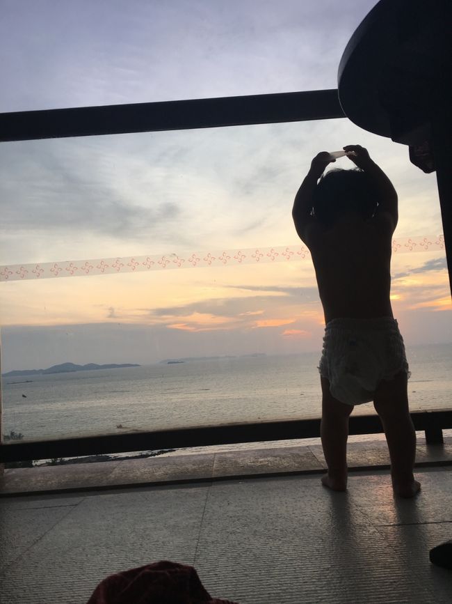 今年のGWは長い!<br />もう坊ちゃんも来年から小学校。<br />さすがに小学校休ませてまでは長期旅行いけなくなるので行ってしまおうと計画しました。<br />なんとか安い時期を狙ってみたら<br />4/24深夜~5/8早朝着の長期旅行。<br />間がゆっくりな分けっこう行きと帰りの日が厳しいスケジュール。<br />そしてパタヤは初です。<br />長いのでそれ以外の場所も考えましたが、まあいっかということで<br />行ったみんなの気分と体力次第で考えることに。<br />行きなれたタイでもさてどうなることやら。<br /><br />今回はその3<br />そろそろパタヤの中心地もちょっと見ておこうかってことでおでかけすることに。<br />でも外は暑い~<br />なのでターミナル21周辺に絞っていきました。<br />ソンテウ乗りたがり坊ちゃんのため少し歩く…あついよ~<br />そして次の日はまたホテルから出ない日。<br />だらだら<br />
