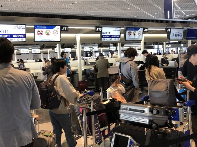 今回の一人旅の目的は「鎮海・桜祭り」でした(*^▽^*)。<br /><br />①　成田空港発～釜山・金海空港の往復は時間が良かった「初搭乗利用となるエアプサン」、悲劇と感謝が・・・。<br />『出発・到着の成田空港及び帰国時の金海空港チェックインカウンターです』<br /><br />②　鎮海に行くのに比較的便利な「西面・東横インホテルに３泊はシングルベッド部屋」。随分とお得感は「１０周年記念中とのことで３泊１４万４００Ｗが１３万７８０Ｗになり更に、タックスリファンド８０００Ｗ受領となりました」(*^▽^*)。<br />更に韓国内、我々日本国内と異なって「無料朝食はおにぎりはなかったものの、おかずの種類が多かったのは非常な嬉しさ」。Check Out時お礼と、聞いたならば「支配人がおかずにこだわっている」とのことでした。<br /><br />成田空港出発はCheck-inから案内等が不適切、唯一嬉しかったのはチェックインカウンターで「座席窓側、仕切り壁の一番前席は脚が伸ばせたこと」。<br />更に、搭乗時間になって初めて「到着便の遅れにより出発時間が遅れます！！との放送案内。」皆さん怒っていました。<br />『金海空港到着は１６時１５分が滑走路に着陸したのが１７時２２分』、降機出口での謝罪はありませんでした。<br /><br />国際空港を出て驚いたのは「小さな空港、客待ちタクシーの多いこと」でした。数分歩きは国内線空港方向、ここに沙上駅行き２両編成電車駅(金海軽電鉄)～沙上駅乗り換えは一度外に出て～地下鉄・西面駅下車で所要約１時間程度、１８００Ｗ。<br /><br />西面駅８番出口から真っ直ぐ横断歩道線３個目が東横インホテルでした。<br />『カウンター勤務員さんは親切、無料朝食おにぎりは無いけれどおかずは豊富・勤務員さんはテキパキ仕事で明るかった』<br /><br />鎮海・桜祭り、地下鉄で沙上駅までここからは我々日本の観光バス形状に安堵。鎮海バスターミナルまで１時間１５分・５５００Ｗの安さに驚きました。<br /><br />鎮海到着し街並みウロウロし桜は殆ど満開状態、海軍軍港と海軍士官学校内の桜も満開状態。勿論、観光の方々多く軍港内の移動バスは並びましたが１０００Ｗ料金で助かりました移動に。<br /><br />７日は午前中に「生まれ故郷・岡山県牛窓町を思いだし、海雲台へ潮風等を身体一杯に浴びました」その後、韓国プロ野球１４時開始・観戦しましたがホームベースのロッテジャイアンツ３回表までにポロ負け「雨もぽつりぽつりと・・・席を後にホテルに戻ったのが正解でした」(*^▽^*)。<br />『ホテルでカサを借りて徒歩約１０分程度のロッテデパートにキムチ等の購入行きでした』途中にデジクッパ通りでの夕食でしたがソウル等に比して料金は安価に驚きました(店員さんも親切でした)。<br /><br />【全行程、晴れ、雨、曇りのち晴れ、成田到着雨】、帰国時の金海国際空港・１１時３０分頃に到着しましたがスーツケースが邪魔なのでチェックインカウンターで(成田行きは１４時３５分)・・・「Check-inは可能ですと、大助かり(*^▽^*)。出発時の成田空港チェックインカウンターと随分異なりました」。<br /><br />【悲劇は成田空港到着してから】(｀_´)、本日現在「エアプサン成田空港店からの最終連絡回答待ち」。<br />定刻より少し早く出発は成田空港到着到着も速く、しかし中程度の雨。<br />ターンテーブルに出てきたスーツケース、移動用アームを延ばしたならば中程度のビッショリ濡れ、更にと思いスーツケース点検したならば表は少し裏は結構濡れて、周辺見渡せどエアプサン職員誰も居ない(｀_´)。一周したところで使い終えた車イス運搬の女性職員２人を見つけ｢聞いたならばエアプサン｣との回答、スーツケースの状態を見てもらいましたが「何らの処置等は全くしない(｀_´)」。<br /><br />自宅に到着しスーツケースの中をチェック、【一番下に風呂敷に包んだ予備・背広上下が濡れて(｀_´)、メールで連絡したならば、成田空港店に連絡との内容】。現在、最終連絡回答待ちですが「」ターンテーブルでやっと見つけた職員、配置と対応は全く情けない！！。<br />【『現地の楽しさ等が吹っ飛び、怒り・精神的苦痛の感情一杯』、皆様このエアプサンにはご注意下さい！！！】<br /><br /><br /><br />